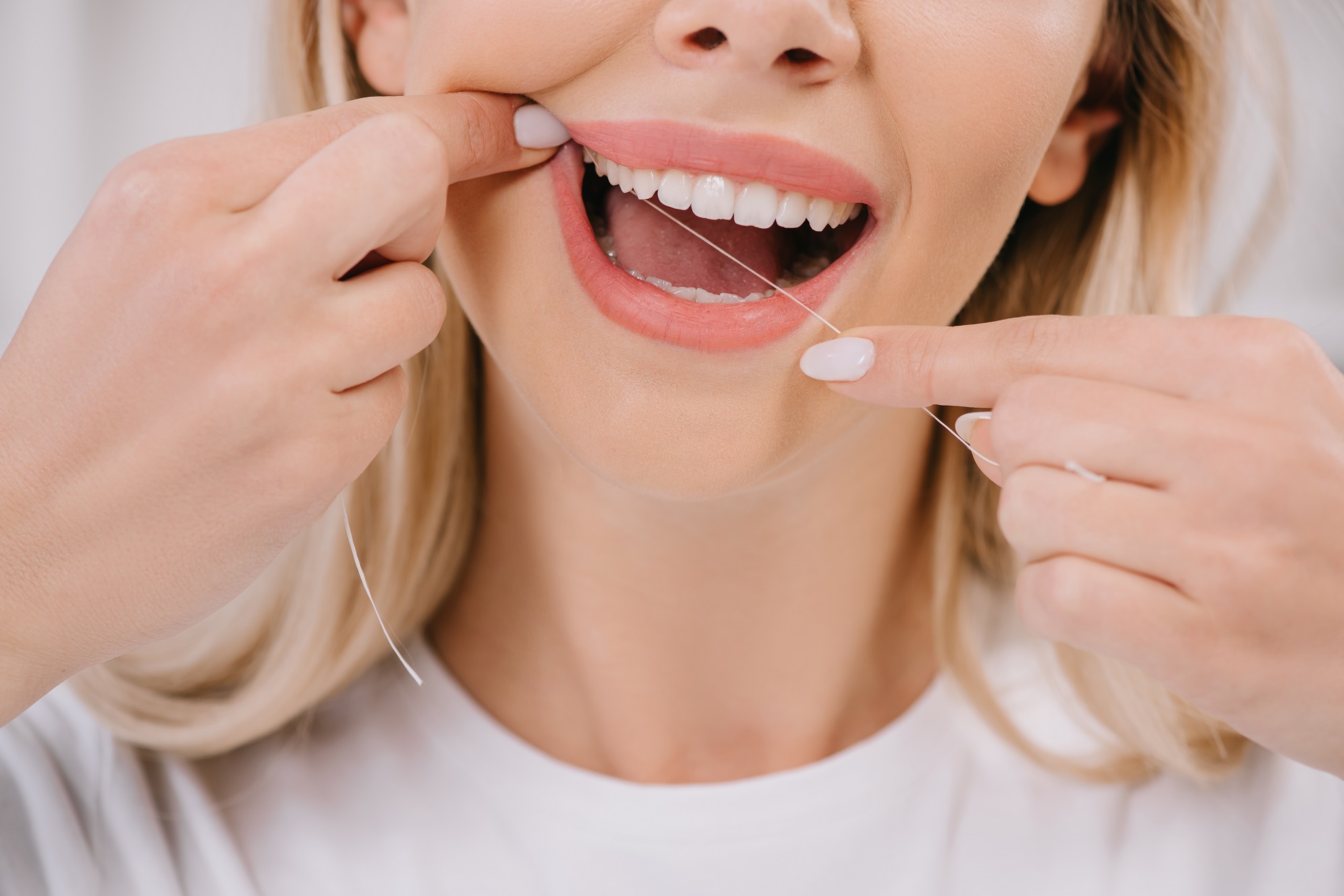 Entretenimiento triunfante Alcanzar Hilo dental: ¿antes o después del cepillado? - Dentista en Plasencia
